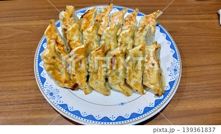 宇都宮餃子館のオススメ3種餃子盛合せ (健太・シソ・エビ) 宇都宮餃子館のオススメ3種餃子盛合せ (健太・シソ・エビ) 139361837