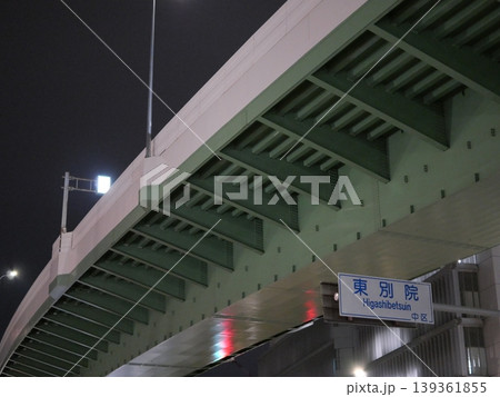 夜の道路標識と街灯に照らされたストリート 、東別院 139361855