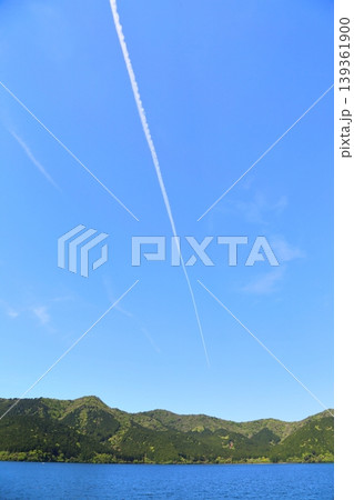 芦ノ湖と青空とひこうき雲 芦ノ湖と青空とひこうき雲 139361900