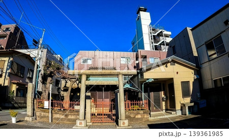 御嶽稲荷神社　品川区南品川の街角の神社 139361985