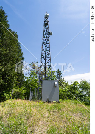 聖武連山の山頂にある電波塔(山梨県上野原市) 聖武連山の山頂にある電波塔(山梨県上野原市) 139362186