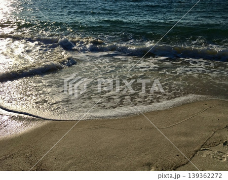 和歌山の美しい海岸 キラキラと輝く波打ち際と白い砂浜 139362272