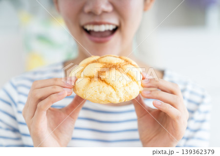 メロンパンを食べる若い女性 メロンパンを食べる若い女性 139362379