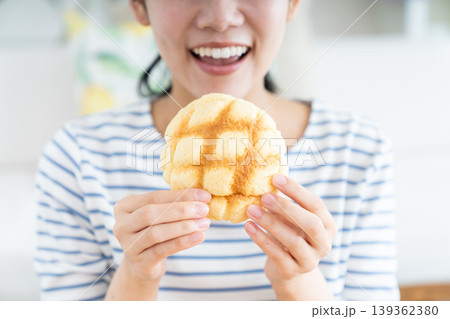 メロンパンを食べる若い女性 メロンパンを食べる若い女性 139362380