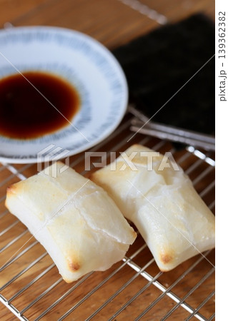 ケーキクーラの上に置いた磯辺焼き用の焼いた餅と醤油と焼き海苔 139362382