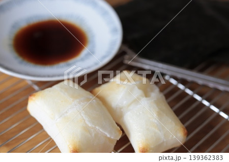 ケーキクーラの上に置いた磯辺焼き用の焼いた餅と醤油と焼き海苔 ケーキクーラの上に置いた磯辺焼き用の焼いた餅と醤油と焼き海苔 139362383