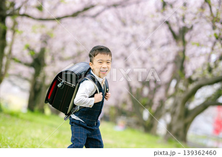小学校に入学する可愛い小学生の男の子 小学校に入学する可愛い小学生の男の子 139362460