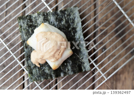 ケーキクーラの上に置いた焼きたてのタラマヨ磯辺餅 ケーキクーラの上に置いた焼きたてのタラマヨ磯辺餅 139362497
