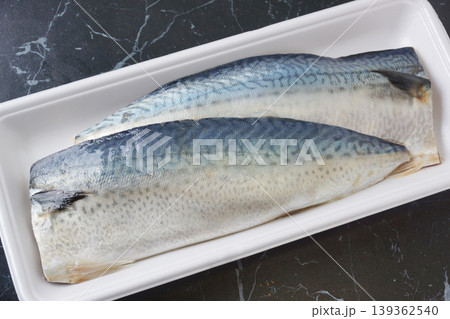 塩鯖の切身食材 139362540