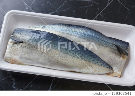 塩鯖の切身食材 139362541