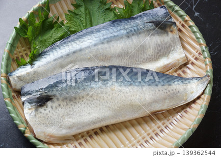 塩鯖の切身食材 139362544