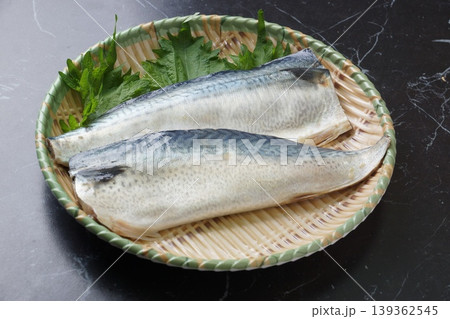塩鯖の切身食材 139362545