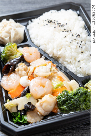 美味しい中華弁当、海鮮塩炒め弁当 美味しい中華弁当、海鮮塩炒め弁当 139362574