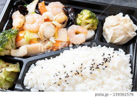 美味しい中華弁当、海鮮塩炒め弁当 139362576