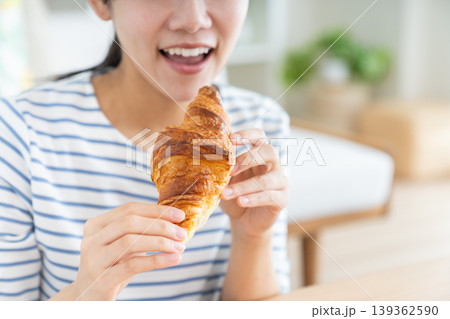 クロワッサンを食べる若い女性 クロワッサンを食べる若い女性 139362590