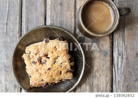 やちむんで楽しむチョコチャンクスコーンとカフェオレのコーヒータイム やちむんで楽しむチョコチャンクスコーンとカフェオレのコーヒータイム 139362652