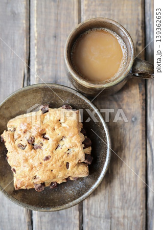 やちむんで楽しむチョコチャンクスコーンとカフェオレのコーヒータイム やちむんで楽しむチョコチャンクスコーンとカフェオレのコーヒータイム 139362653