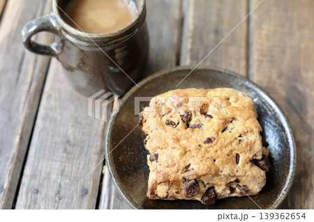 やちむんで楽しむチョコチャンクスコーンとカフェオレのコーヒータイム 139362654