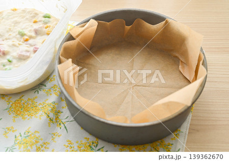 ケーキの型とパン生地 ケーキの型とパン生地 139362670