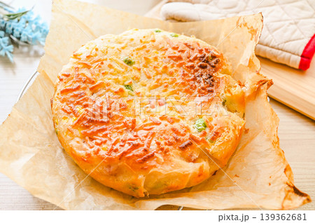 焼きあがった枝豆チーズフォカッチャ風 焼きあがった枝豆チーズフォカッチャ風 139362681