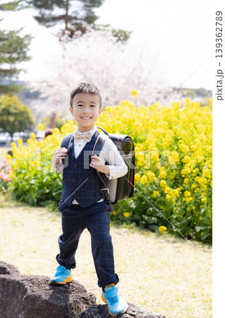 菜の花畑で遊ぶ男の子 菜の花畑で遊ぶ男の子 139362789