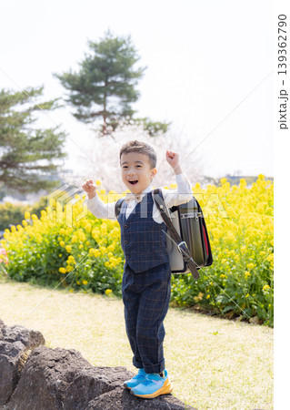 菜の花畑で遊ぶ男の子 139362790