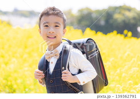菜の花畑で遊ぶ男の子 菜の花畑で遊ぶ男の子 139362791