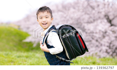 桜の咲く公園を歩く新一年生 桜の咲く公園を歩く新一年生 139362797