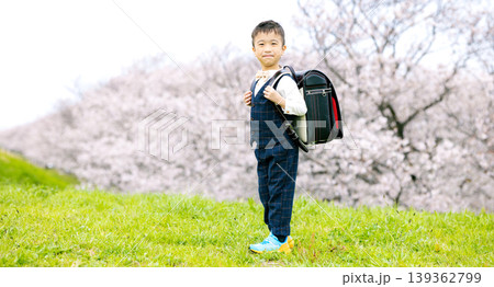 桜の咲く公園を歩く新一年生 桜の咲く公園を歩く新一年生 139362799