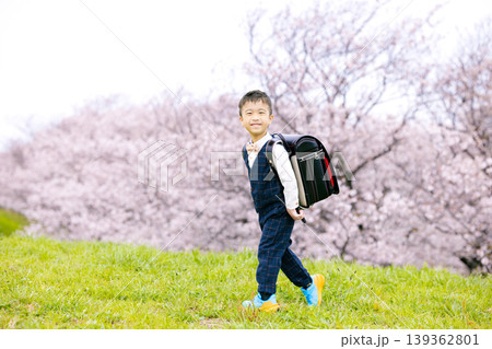 桜の咲く公園を歩く新一年生 桜の咲く公園を歩く新一年生 139362801