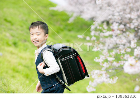 ランドセルを背負った小学生の男の子 ランドセルを背負った小学生の男の子 139362810