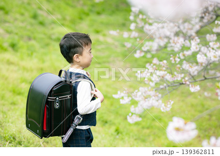 ランドセルを背負った小学生の男の子 ランドセルを背負った小学生の男の子 139362811