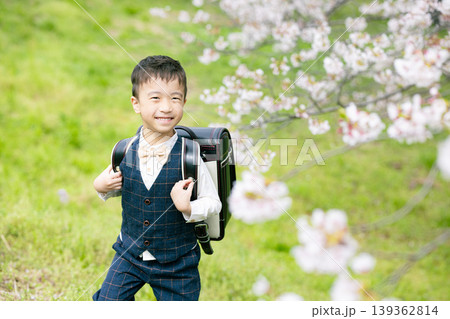 ランドセルを背負った小学生の男の子 ランドセルを背負った小学生の男の子 139362814