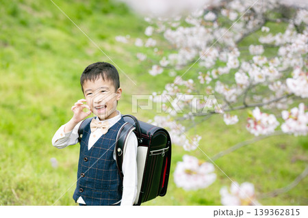 ランドセルを背負った小学生の男の子 ランドセルを背負った小学生の男の子 139362815