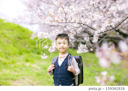 ランドセルを背負った小学生の男の子 ランドセルを背負った小学生の男の子 139362816