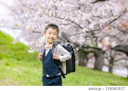 ランドセルを背負った小学生の男の子 ランドセルを背負った小学生の男の子 139362817