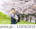 ランドセルを背負った小学生の男の子 139362818