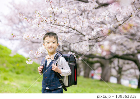 ランドセルを背負った小学生の男の子 ランドセルを背負った小学生の男の子 139362818