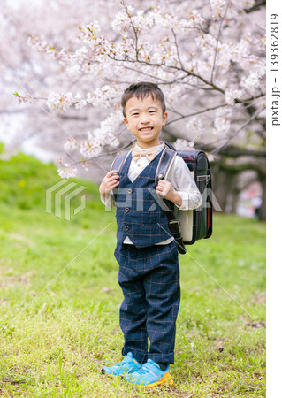 ランドセルを背負った小学生の男の子 ランドセルを背負った小学生の男の子 139362819
