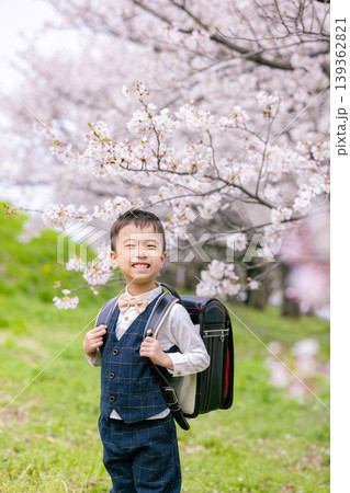 ランドセルを背負った小学生の男の子 ランドセルを背負った小学生の男の子 139362821
