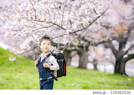 ランドセルを背負う男の子 139362826