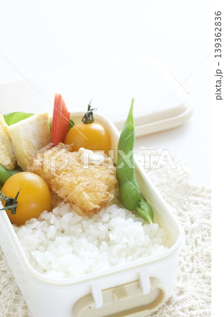白身魚のフライと枝豆のお弁当 139362836