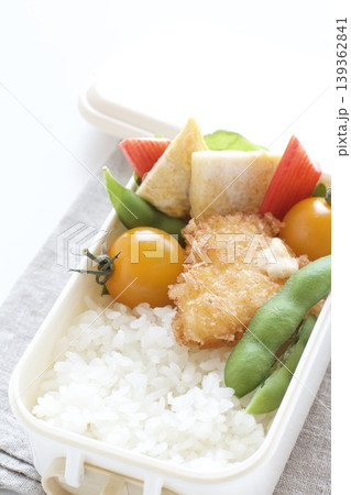 白身魚のフライと枝豆のお弁当 白身魚のフライと枝豆のお弁当 139362841