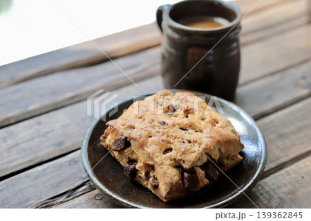 やちむんで楽しむチョコチャンクスコーンとカフェオレのコーヒータイム やちむんで楽しむチョコチャンクスコーンとカフェオレのコーヒータイム 139362845