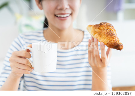 朝食を食べる若い女性 朝食を食べる若い女性 139362857