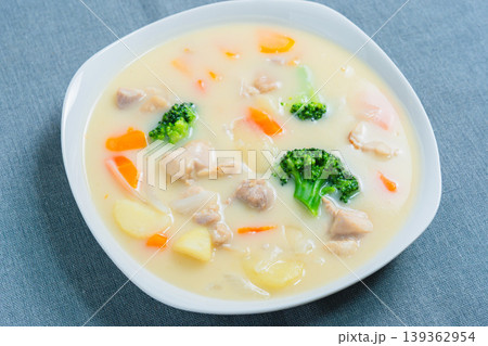 クリームシチュー 鶏肉と野菜の具だくさんシチュー クリームシチュー 鶏肉と野菜の具だくさんシチュー 139362954