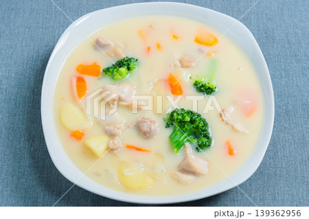クリームシチュー 鶏肉と野菜の具だくさんシチュー 139362956