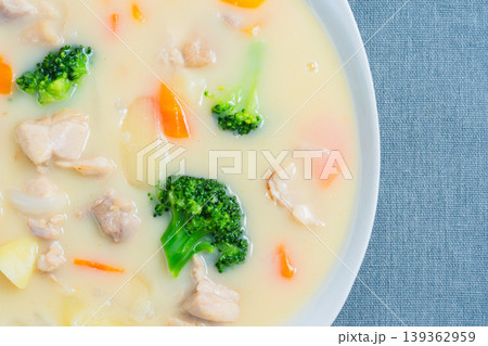 クリームシチュー 鶏肉と野菜の具だくさんシチュー 139362959