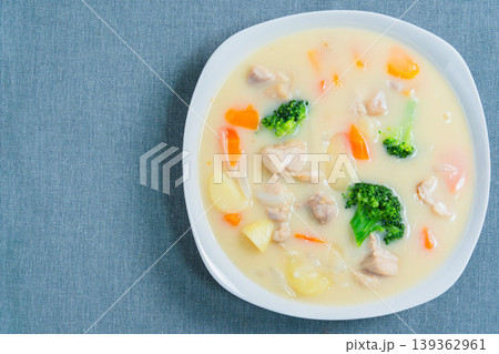クリームシチュー 鶏肉と野菜の具だくさんシチュー 139362961