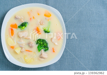 クリームシチュー 鶏肉と野菜の具だくさんシチュー クリームシチュー 鶏肉と野菜の具だくさんシチュー 139362962